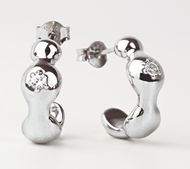 Open on Museum - Crown Signet Hoops Earrings ต่างหูห่วงแบบมีแป้น เงินแท้ (Pre-Order 7-14 working day