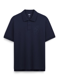 AIIZ (เอ ทู แซด) - AIIZ เสื้อโปโลผู้ชายผ้าปิเก้โลโก้สิงห์ AIIZ Mens Big Lion Pique Polo Shirt