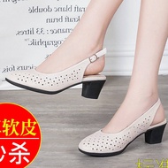 รองเท้าแตะส้นหนาผู้หญิงหนังแท้แบบโปร่งนุ่ม2023ฤดูร้อนรองเท้าตาข่ายพื้นรองเท้านุ่มของคุณแม่แฟชั่นใหม่