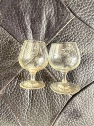 （絕版小酒杯）軒尼詩非常經典的 Bras Armé（一隻手握戰斧的戰甲手臂）家族徽章標誌酒杯