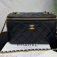 Chanel香奈兒黑色芯片款菱格紋長盒子包22k 22年的票 經典款帶鏡子 雙c鏈條更別緻 底部雙C大logo，尺寸16x8x10cm