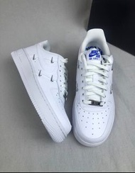 🎉全新有盒Nike Air Force 1 07 LX"Chrome Luxe" 四鈎純色 低幫板鞋 女款 白藍