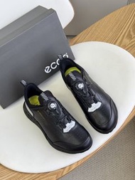 ECCO愛步紐扣新款運動鞋男2025年新款低幫 高爾夫健步C4 130494 尺碼39-44碼，