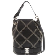 สภาพเหมือนใหม่ ซัลวาโตเร่ เฟอร์รากาโม Vara Ribbon Studs Bucket Bag หนัง สีดำ 2WAY กระเป๋าถือ กระเป๋า