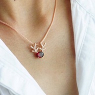 項鍊配真正的石榴石吊墜。紅。鹿設計。真銀體。