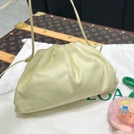 Bottega Veneta葆蝶家 BV POUCH 牛皮雲朵包 牛皮 手拿包 大號 女款 淡黃色