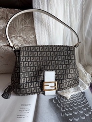 多年正版正貨商標門市現貨 可免息分期  fendi baguette 🥖 法棍  袋  金扣 外國網紅同款 袋 白色 啡色 老花 腋下包 手袋  經典  中古 復古 古董袋