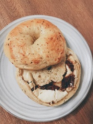 【ㄉㄧㄢˇㄉㄧㄢ】油漬番茄乳酪貝果