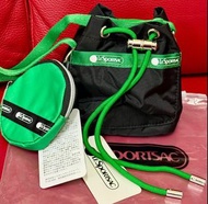 全新LeSportsac 的Q版黑綠配色，迷你超可愛抽繩水桶包（附圓形碎銀袋）。休閒迷你斜孭袋手機袋小水桶包肩背包錢包。抽繩袋尺寸：12cm ×13cm ×底闊9 cm。碎銀袋：直徑約9cm。可在屯馬