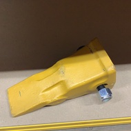 1U3352 BUCKET TOOTH WITH BOLT