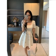 ชุดเดรสยาวปานกลางปักลายนกอินทรีสีดำ XINYI ทรงเอเข้ารูปเอวสูง แขนสั้น คอวี สไตล์ลำลอง ฤดูร้อน 2025