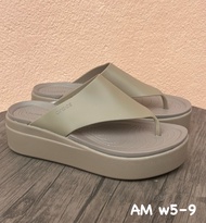 รองเท้ารัดส้นผู้หญิง Crocs Brooklyn Mid Wedge รองเท้าแตะหูหนีบ คุณภาพพรีเมี่ยมราคาถูก