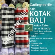 ( per 1 roll ) kain motif kotak kotak bali hitam putih merah catur tridatu polyester 5 cm lebar 140 