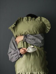 荷葉邊枕套 苔綠色，100% 純棉緞織，信封式開口