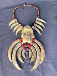 Kalung taring ukir dayak