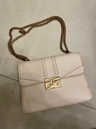 Charles &amp; Keith 小CK白色金鍊揹帶小方包