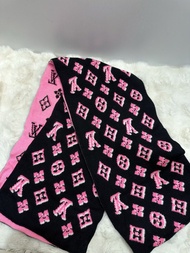 🎀Louis Vuitton LV Pink Monogram Wool Scarf Size 184*30cm 路易威登經典老花羊毛圍巾，黑粉拼色，意大利製造，100%羊毛，雙面可用，經典logo圖