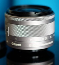 Canon EF-M 15-45mm f/3.5-6.3 IS STM Lens ขนาดกะทัดรัด คือเลนส์ซูมมาตรฐานสำหรับกล้องมิเรอร์เลสซีรีย์ EOS M ที่มีประสิทธิภาพครอบคลุมระยะตั้งแต่มุมกว้างไปจนถึงช่วงเทเลโฟโต้ระยะกลาง และมีกำลังในการแยกรายละเอียดที่ยอดเยี่ยม อีกทั้งมีน้ำหนักเบาประมาณ 130 กรัมเท