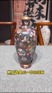 明治時期「日本國禮」七寶燒賞瓶，紫銅胎精工掐絲琺瑯彩，圖一可見同制式保利拍賣價，