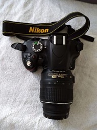 Nikon D3200 入門款單眼相機 標準鏡頭18-55mm 拭鏡布 原廠電池 副廠電池 充電器 遮光罩 內袋 防水側背包 傳輸線 壓克力防潮箱