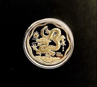 2000年罕有中國龍年紀念金幣，發行僅有2300 枚，梅花型外切圓，重 1/2安士，91.6%成色