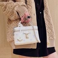 LV新款奶油藍Vanity Chain Pouch 窄版化妝包 19*12cm  99新肩帶塵袋