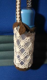 手工編織 純棉米咖色  水壺袋 鏤空提袋 底8cm，高17cm，提帶長25cm。