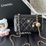 【 配件：防塵袋 💕】Chanel 24k 黑金 黑色 金扣 金球 長盒子 化妝盒 羊皮 單肩 斜挎