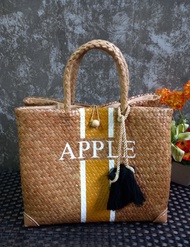 กระเป๋ากระจูดทรงสีเหลี่ยม งานสวยและปราณีต สกรีนคำว่า  " APPLE "