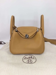 愛馬仕 Hermes mini lindy 芝麻色 銀扣 內拼霧霾藍 swift皮 W stamp