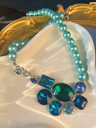 一條適合女性穿戴參加時尚秀和宴會的藍色玻璃珠串吊墜項鍊