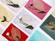 โปสการ์ดตกแต่ง การ์ดปัจฉิม การ์ดอวยพร ดอกกุหลาบใบไม้แห้ง dir แฮนด์เมด  (ขนาด S) Handmade Mulberry Paper Card with Transparent Leaf and Rose (Size S)