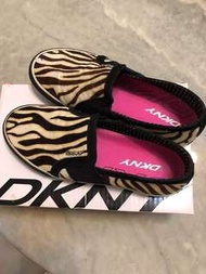 DKNY斑馬紋休閒鞋