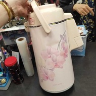 *近全新早期復古粉色蘭花按壓式熱水瓶 ALLEN BALLY 道具 高40CM 早期 復古按壓式熱水瓶 ALLEN BALLY $499
