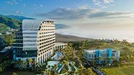【永弘YOYO預約式訂房】連大烏石港-凱渡廣場酒店2024景觀客房平日含2客一泊二食，每晚$8368元起