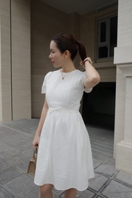 AOEM STUDIOS | SANDRA DRESS - Đầm nữ ngắn linen cotton trắng xếp ly phối ren phong cách thanh lịch.