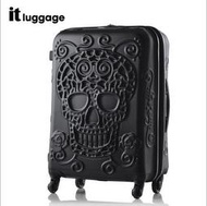 【上品居家生活】28寸 黑 英國 It luggage 骷髏頭酷炫浮雕造型 帶鎖登機箱/行李箱/拉桿箱/拉杆箱/旅行箱
