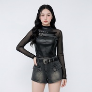 Large, trendy 2-hand 2-sleeved shirt