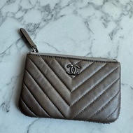 Chanel淺灰山型紋滾毛釘羊皮一字零錢包