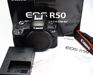 Canon EOS R50 เป็นกล้องรุ่นใหม่ล่าสุดตัวหนึ่งในรุ่นที่สองของระบบกล้องมิเรอร์เลส EOS R อันมีชื่อเสียงของ Canon และมีความสามารถพื้นฐานที่ยอดเยี่ยม เช่น ภาพคุณภาพสูง โฟกัสอัตโนมัติที่รวดเร็วและแม่นยำ และการตรวจจับตัวแบบอัจฉริยะที่อาศัยเทคโนโลยีการเรียนรู้เชิ