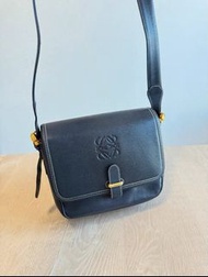 LOEWE  黑金外縫線金扣郵差包