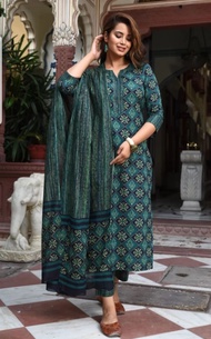 ชุดผู้หญิงอินเดีย เสื้อพร้อมกางเกง และ ผ้าคลุม