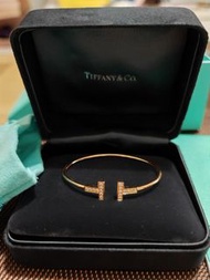 TIFFANY & CO. T WIRE DIAMOND 18K GOLD BANGLE