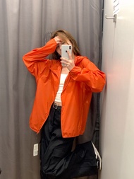 2023แท้ UNIQLO เสื้อคลุมมีฮู้ดสำหรับผู้ชาย453773 Uv แบบพกพาเสื้อผ้ากันน้ำห้องลองเสื้อ