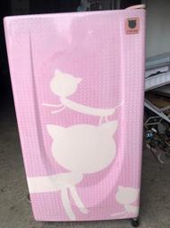 大同粉紅貓咪單門小冰箱。公能正常。配件齊全。自取價3999元。請洽張店長0908、663、986。