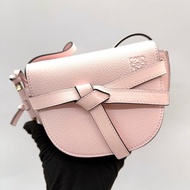 LOEWE 粉色 MINI GATE 斜背包621947