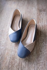 G.AM - Elsie Flat Shoes (สีน้ำเงินตัดเบจ) รองเท้าหุ้มส้นทรงแฟลต ดีไซน์มินิมอลสีทูโทน หนังนุ่มสวมใส่สบาย ทำจากหนัง premium grade แมชต์ง่าย[GAM-002 Blue&amp;Beige]