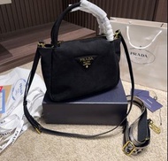 全新2️⃣星期到貨‼️Prada 麂皮 水桶包