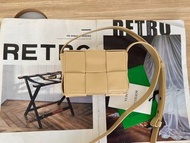 💕折扣 💕 低調百搭奶油杏BV經典Cassette mini編織斜挎包 | BOTTEGA VENETA Classic Cassette Mini Woven Crossbody Bag|