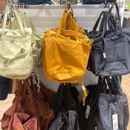 Uniqlo男女百搭抽繩斜挎包單肩手拎包水桶包大容量458202 459255
